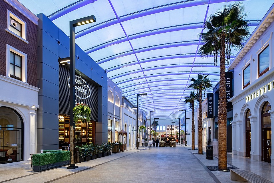 Bringing the Outdoors in with Striking Illumination