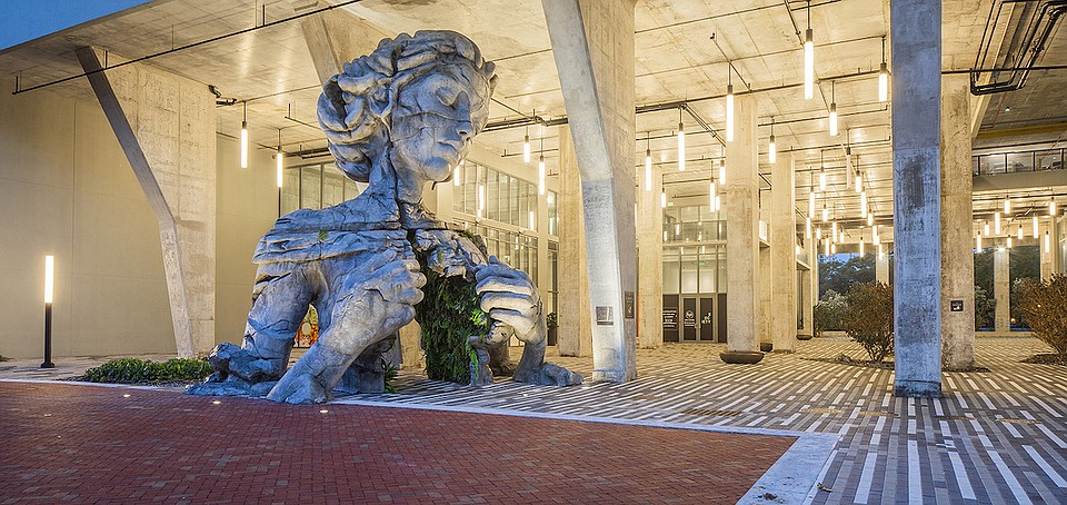 Engaging Lighting Design Draws Visitors into Eclectic Downtown Apartment Complex