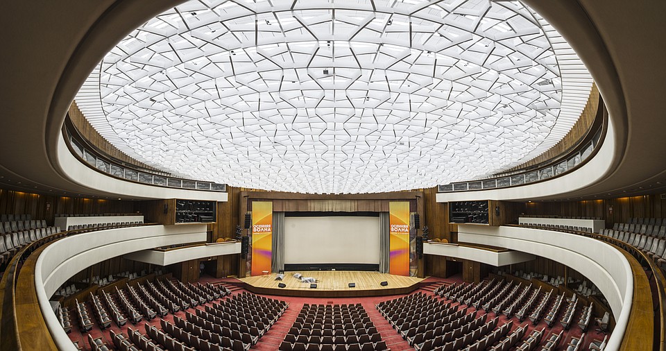 Acoustic Solutions Using Free-Hanging, Creative Ceiling Elements